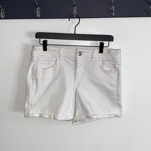 White American Eagle shorts